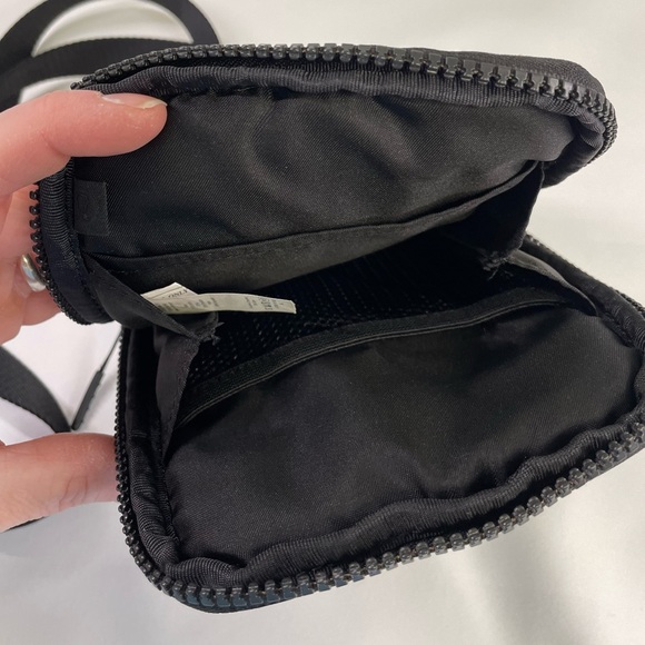 Lululemon black crossbody / waist convertible easy access belt bag - Picture 5 of 11